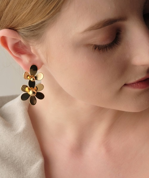 ANOH（アノー）の「メタルフラワーピアス（ピアス（両耳用））」 - WEAR