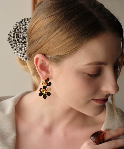ANOH（アノー）の「メタルフラワーピアス（ピアス（両耳用））」 - WEAR