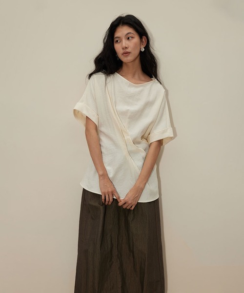 DECADE CLASSIC(ディケイド クラシック)の「DECADE CLASSIC ハーフスリーブ タック TEE (SS)(Tシャツ/カットソー・レディース・ブラック/ライトベージュ・FREE)」の2枚目の写真