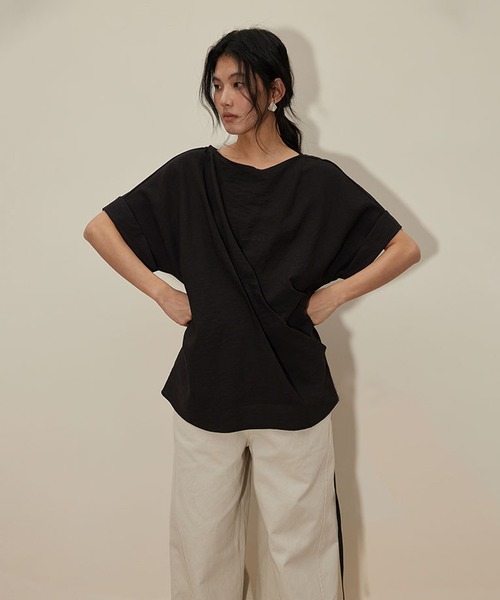 DECADE CLASSIC(ディケイド クラシック)の「DECADE CLASSIC ハーフスリーブ タック TEE (SS)(Tシャツ/カットソー・レディース・ブラック/ライトベージュ・FREE)」の6枚目の写真
