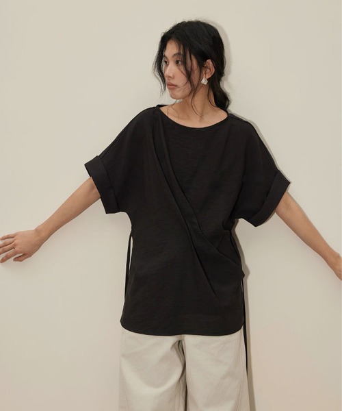 DECADE CLASSIC(ディケイド クラシック)の「DECADE CLASSIC ハーフスリーブ タック TEE (SS)(Tシャツ/カットソー・レディース・ブラック/ライトベージュ・FREE)」の7枚目の写真