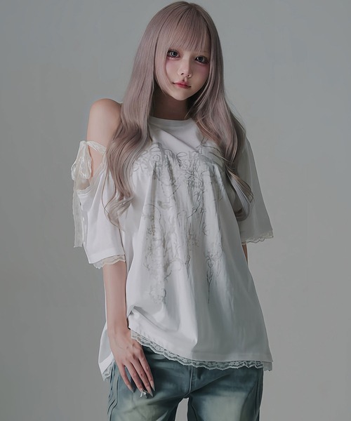 Diable baiser(ディアブルベーゼ)の「シルバープリント肩魅せレースリボンワンショルダーカットソートップス(Tシャツ/カットソー・レディース・ホワイト・FREE)」の1枚目の写真