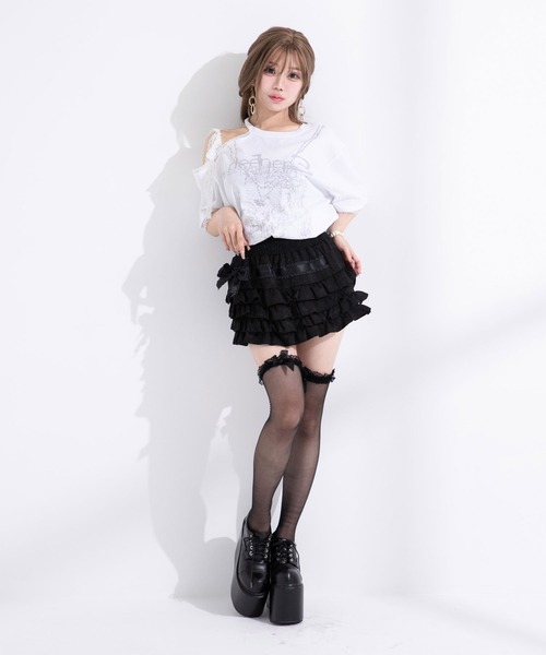 Diable baiser(ディアブルベーゼ)の「シルバープリント肩魅せレースリボンワンショルダーカットソートップス(Tシャツ/カットソー・レディース・ホワイト・FREE)」の2枚目の写真
