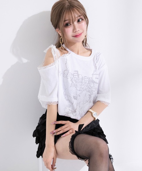 Diable baiser(ディアブルベーゼ)の「シルバープリント肩魅せレースリボンワンショルダーカットソートップス(Tシャツ/カットソー・レディース・ホワイト・FREE)」の3枚目の写真