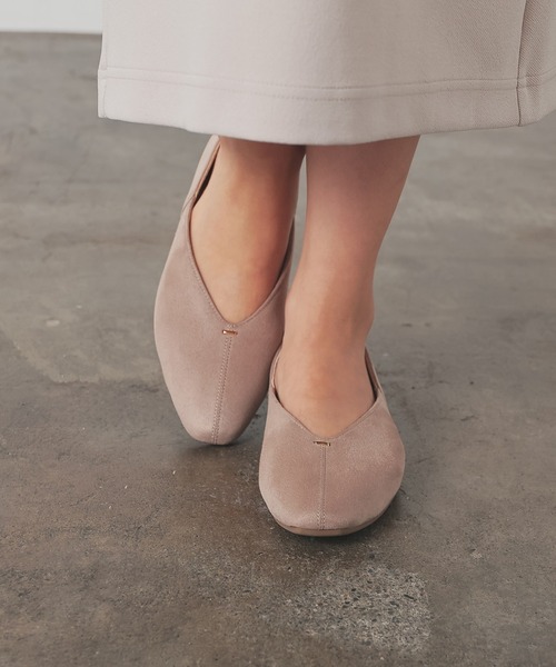 GLACIER lusso（グラシアルッソ）の「Ｖカットフラットシューズ（パンプス・レディース・ブラック/グレイッシュベージュ・23.5/23.0/22.5/24.5/24.0）」の2枚目の写真