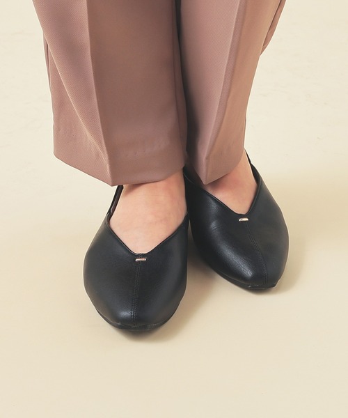 GLACIER lusso（グラシアルッソ）の「Ｖカットフラットシューズ（パンプス・レディース・ブラック/グレイッシュベージュ・23.5/23.0/22.5/24.5/24.0）」の21枚目の写真