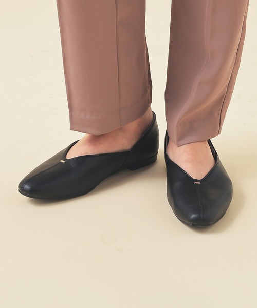 GLACIER lusso（グラシアルッソ）の「Ｖカットフラットシューズ（パンプス・レディース・ブラック/グレイッシュベージュ・23.5/23.0/22.5/24.5/24.0）」の22枚目の写真