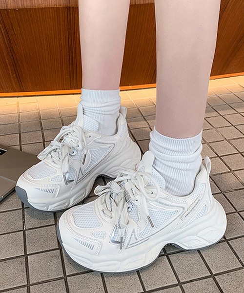 shoes365(シューズスリーシックスファイヴ)の「【SHOES 365】厚底ダッドスニーカー(スニーカー・レディース・ホワイト/グレー・22.5cm/23.0cm/23.5cm/24.0cm/24.5cm/25.0cm)」の2枚目の写真