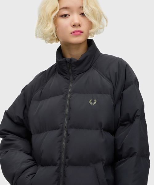 FRED PERRY(フレッドペリー)の「Raglan Sleeve Padded Jacket/ラグランスリーブ中綿ジャケット(ダウンジャケット/コート・メンズ・ブラック/ダークベージュ/ダークブルー・L/M/S)」の11枚目の写真