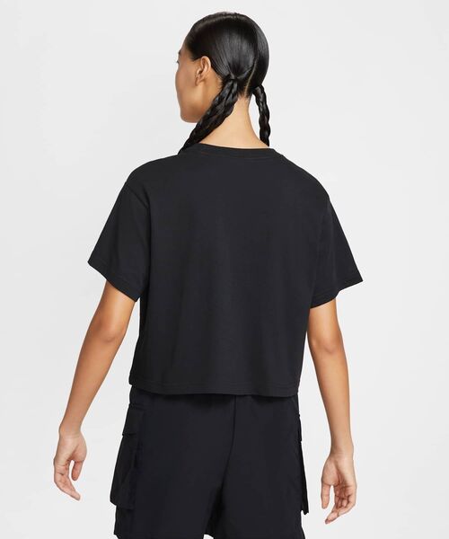 NIKE(ナイキ)の「ナイキ スポーツウェア クラブ ウィメンズ クロップ ショートスリーブ Tシャツ/ Nike Sportswear Club Women's Crop Short-Sleeve T-Shirt HV4948-010 Black(Tシャツ/カットソー・レディース・ブラック・XS/S/M/L/XL)」の2枚目の写真