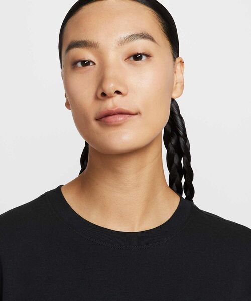 NIKE(ナイキ)の「ナイキ スポーツウェア クラブ ウィメンズ クロップ ショートスリーブ Tシャツ/ Nike Sportswear Club Women's Crop Short-Sleeve T-Shirt HV4948-010 Black(Tシャツ/カットソー・レディース・ブラック・XS/S/M/L/XL)」の3枚目の写真