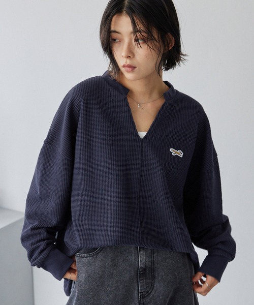 PENNEYS（ぺニーズ）の「PENNEYS/ペニーズ 別注 THE FOX ワンポイントロゴ刺繍 スキッパーワッフル長袖Tシャツ<抗菌防臭>（Tシャツ/カットソー・レディース・アイボリー/ブラック/ライトグレー/レッド/ネイビー・FREE）」の4枚目の写真