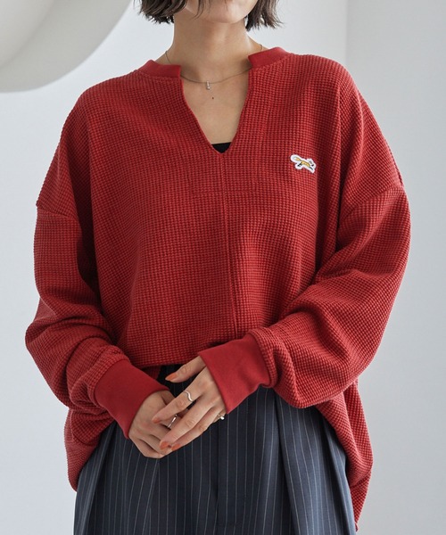 PENNEYS（ぺニーズ）の「PENNEYS/ペニーズ 別注 THE FOX ワンポイントロゴ刺繍 スキッパーワッフル長袖Tシャツ<抗菌防臭>（Tシャツ/カットソー・レディース・アイボリー/ブラック/ライトグレー/レッド/ネイビー・FREE）」の5枚目の写真