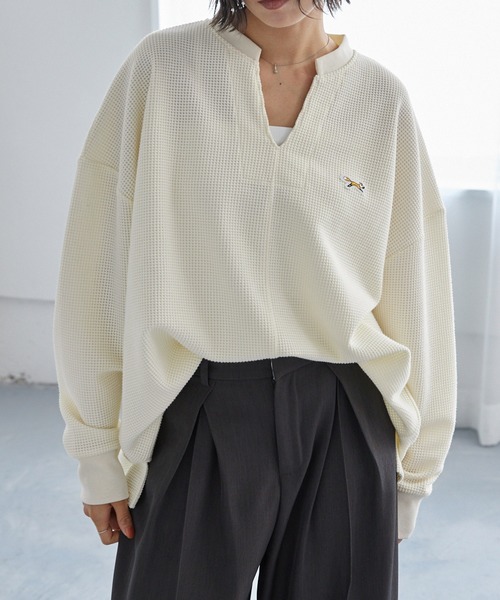 PENNEYS（ぺニーズ）の「PENNEYS/ペニーズ 別注 THE FOX ワンポイントロゴ刺繍 スキッパーワッフル長袖Tシャツ<抗菌防臭>（Tシャツ/カットソー・レディース・アイボリー/ブラック/ライトグレー/レッド/ネイビー・FREE）」の2枚目の写真