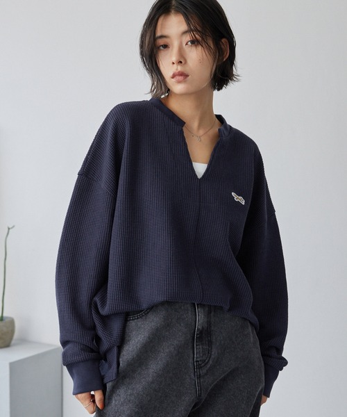 PENNEYS（ぺニーズ）の「PENNEYS/ペニーズ 別注 THE FOX ワンポイントロゴ刺繍 スキッパーワッフル長袖Tシャツ<抗菌防臭>（Tシャツ/カットソー・レディース・アイボリー/ブラック/ライトグレー/レッド/ネイビー・FREE）」の10枚目の写真