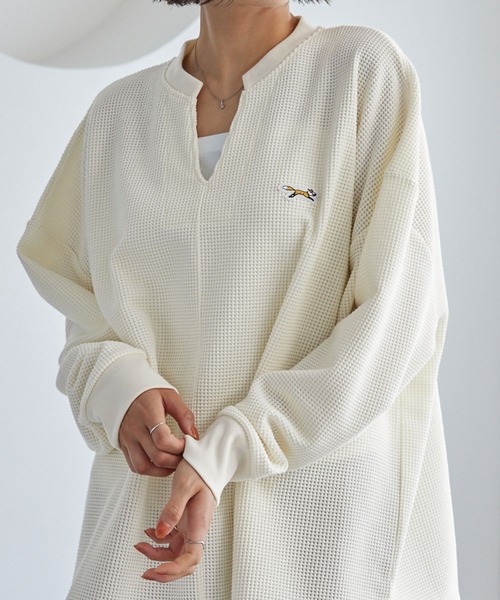 PENNEYS（ぺニーズ）の「PENNEYS/ペニーズ 別注 THE FOX ワンポイントロゴ刺繍 スキッパーワッフル長袖Tシャツ<抗菌防臭>（Tシャツ/カットソー・レディース・アイボリー/ブラック/ライトグレー/レッド/ネイビー・FREE）」の17枚目の写真