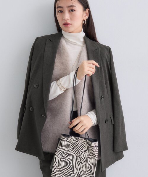 INDIVI（インディヴィ）の「【洗える／セットアップ可能】凹凸ストレッチ素材ダブルジャケット（テーラードジャケット・レディース・ライトグレー系5/ブラック系その他6/ライトグレー/スミクロ/ブラック系その他7・40/36/38/05/15 /13/19/03）」の2枚目の写真