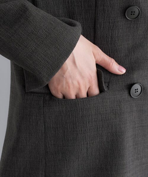 INDIVI（インディヴィ）の「【洗える／セットアップ可能】凹凸ストレッチ素材ダブルジャケット（テーラードジャケット・レディース・ライトグレー系5/ブラック系その他6/ライトグレー/スミクロ/ブラック系その他7・40/36/38/05/15 /13/19/03）」の9枚目の写真