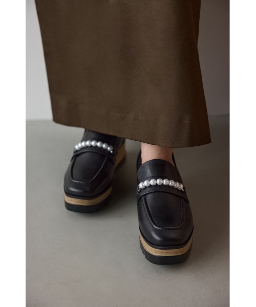 STACCATO（スタッカート）の「パールチェーンプラットフォーム（ローファー・レディース・ブラック/ホワイト・22.5cm/23cm/23.5cm/24cm/24.5cm）」の2枚目の写真