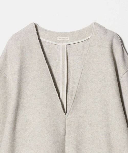 PROTAGONISTA（プロタゴニスタ）の「＜PROTAGONISTA＞ディープ カット プルオーバー ニット（ニット/セーター・レディース・ベージュ・FREE）」の4枚目の写真