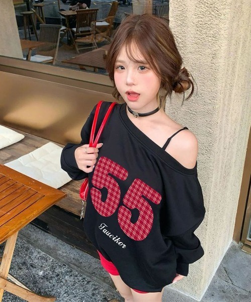 gossip！ロサンゼルス（ゴシップロサンゼルス）の「Y2K レトロチェック柄 ロゴ   プルオーバー トレーナー トップス ショルダー ルーズ 長袖  大人可愛い ガーリー（Tシャツ/カットソー・レディース・ブラック・FREE）」の5枚目の写真