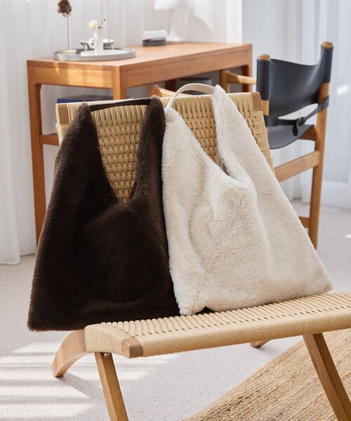 AMERICAN HOLIC(アメリカンホリック)の「フェイクファーバッグ(ショルダーバッグ・レディース・ベージュ/ブラウン・FREE)」の3枚目の写真