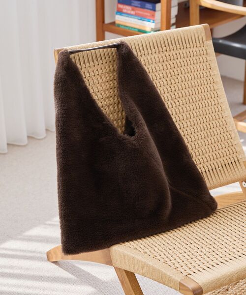 AMERICAN HOLIC(アメリカンホリック)の「フェイクファーバッグ(ショルダーバッグ・レディース・ベージュ/ブラウン・FREE)」の4枚目の写真