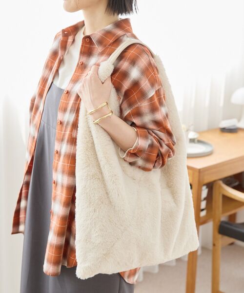 AMERICAN HOLIC(アメリカンホリック)の「フェイクファーバッグ(ショルダーバッグ・レディース・ベージュ/ブラウン・FREE)」の18枚目の写真