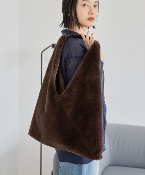 AMERICAN HOLIC(アメリカンホリック)の「フェイクファーバッグ(ショルダーバッグ・レディース・ベージュ/ブラウン・FREE)」の5枚目の写真