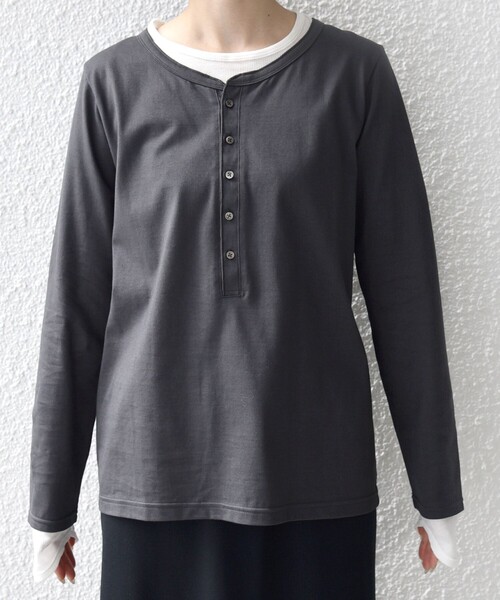 SHIPS(シップス)の「レイヤード ライク ヘンリーネック プルオーバー(Tシャツ/カットソー・レディース・ダークグレー/ベージュ/ライトブルー・ONE SIZE)」の14枚目の写真