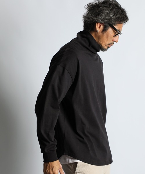 The DUFFER of ST.GEORGE（ザダファーオブセントジョージ）の「8oz HEAVY WEIGHT OVER SIZE ROUND HEM TURTLE NECK L/SL TEE：8オンス ヘビーウェイト オーバーサイズ ラウンドヘム タートルネック ロンT（Tシャツ/カットソー・メンズ・ホワイト/ネイビー/ブラック・X-LARGE/LARGE/MEDIUM/SMALL）」の2枚目の写真