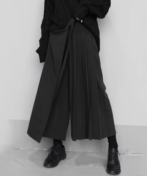 SHIBUYA Zy.(シブヤジー)の「Eastern Reignラップ付プリーツワイドパンツ(その他パンツ・メンズ・ブラック・S/M/L)」の1枚目の写真