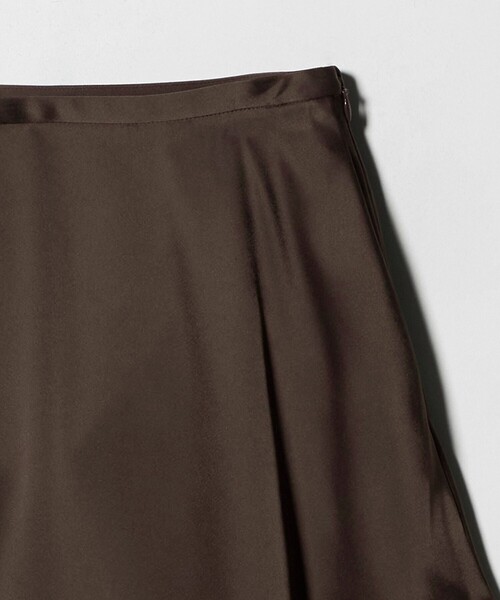 UNITED ARROWS（ユナイテッドアローズ）の「サテン コクーン スカート ‐ウォッシャブル‐（スカート・レディース・ネイビー/ダークブラウン/レッド/オフホワイト・38/36）」の15枚目の写真