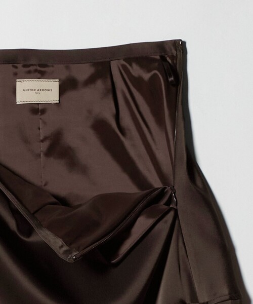 UNITED ARROWS（ユナイテッドアローズ）の「サテン コクーン スカート ‐ウォッシャブル‐（スカート・レディース・ネイビー/ダークブラウン/レッド/オフホワイト・38/36）」の17枚目の写真