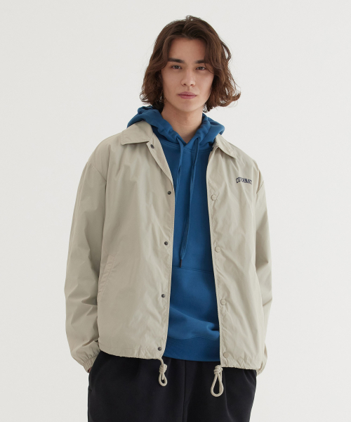 COVERNAT(カバーナット)の「アーチロゴコーチジャケットライトカーキ(ナイロンジャケット・レディース・その他・SMALL/MEDIUM/LARGE/X-LARGE)」の1枚目の写真