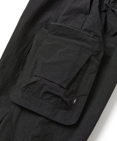 WMC(ダブリューエムシー)の「マルチポケットアクティブパンツ_BLACK(スウェットパンツ・メンズ・ブラック・32(L)/30(M))」の9枚目の写真