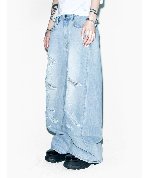YEEL(ワイイーイーエル)の「SIGNATURE LOGO DESTROYED DENIM LIGHT BLUE(デニムパンツ・レディース・その他・SMALL/MEDIUM/LARGE)」の2枚目の写真
