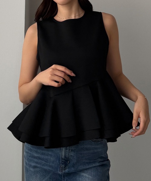 Louere(ルエレ)の「【袖丈選べる】ペプラムトップス(Tシャツ/カットソー・レディース・ブラック系その他/ブラック/アイボリー/ホワイト系その他/ベージュ系その他/ダークベージュ・SMALL/MEDIUM/LARGE/X-LARGE)」の4枚目の写真