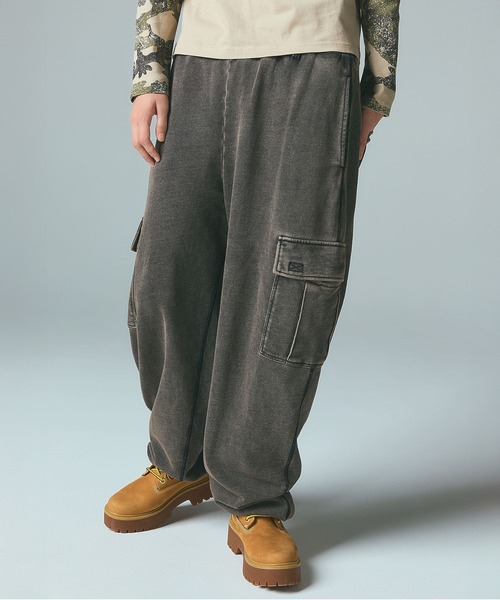 X-girl（エックスガール）の「OVERDYED NUMBER PATCH CARGO SWEATPANTS（スウェットパンツ・レディース・ブラック/インディゴブルー・S/M）」の2枚目の写真