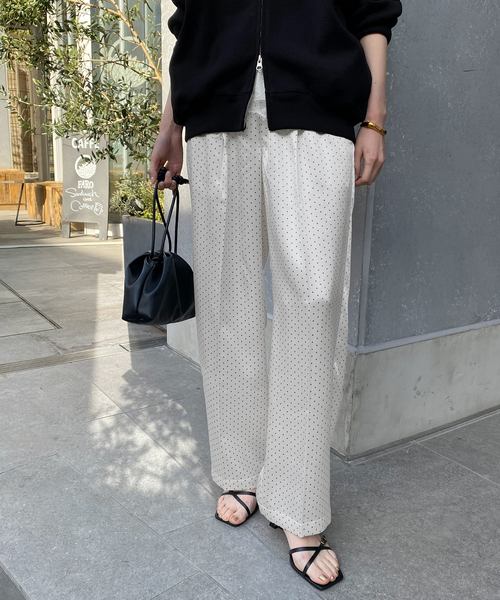 SLOBE IENA(スローブイエナ)の「ドットプリントサテンイージーパンツ(その他パンツ・レディース・ブラック/ホワイト・FREE)」の2枚目の写真