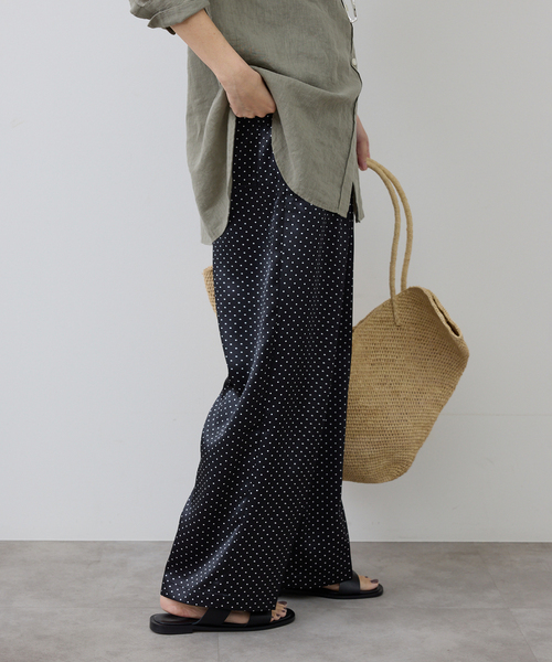 SLOBE IENA(スローブイエナ)の「ドットプリントサテンイージーパンツ(その他パンツ・レディース・ブラック/ホワイト・FREE)」の7枚目の写真