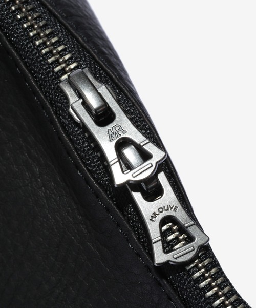 MR.OLIVE（ミスターオリーブ）の「MR.OLIVE/ミスターオリーブ  IMPERMA-LEATHER DRAPE BOSTON BAG 牛革 レザー ボストンバッグ 2026年春夏（ボストンバッグ・メンズ・ブラック/ブラウン・FREE）」の7枚目の写真