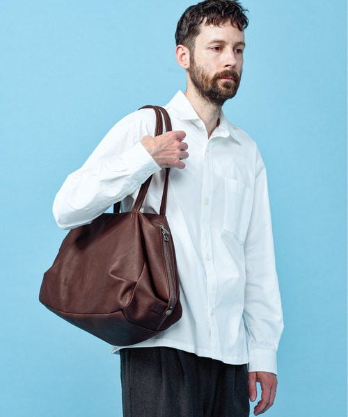 MR.OLIVE（ミスターオリーブ）の「MR.OLIVE/ミスターオリーブ  IMPERMA-LEATHER DRAPE BOSTON BAG 牛革 レザー ボストンバッグ 2026年春夏（ボストンバッグ・メンズ・ブラック/ブラウン・FREE）」の4枚目の写真