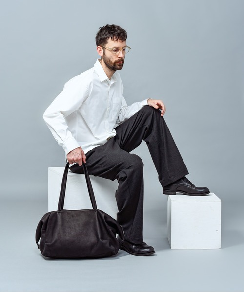 MR.OLIVE（ミスターオリーブ）の「MR.OLIVE/ミスターオリーブ  IMPERMA-LEATHER DRAPE BOSTON BAG 牛革 レザー ボストンバッグ 2026年春夏（ボストンバッグ・メンズ・ブラック/ブラウン・FREE）」の3枚目の写真