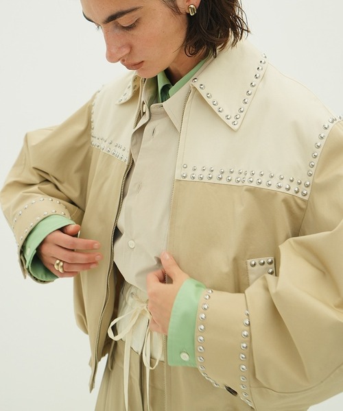 CLANE(クラネ)の「W COLOR STUDDED DRIZZLER JACKET(ブルゾン・レディース・ベージュ/ブラック・2/1)」の1枚目の写真