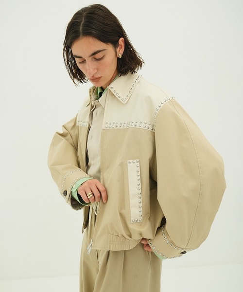 CLANE(クラネ)の「W COLOR STUDDED DRIZZLER JACKET(ブルゾン・レディース・ベージュ/ブラック・2/1)」の13枚目の写真
