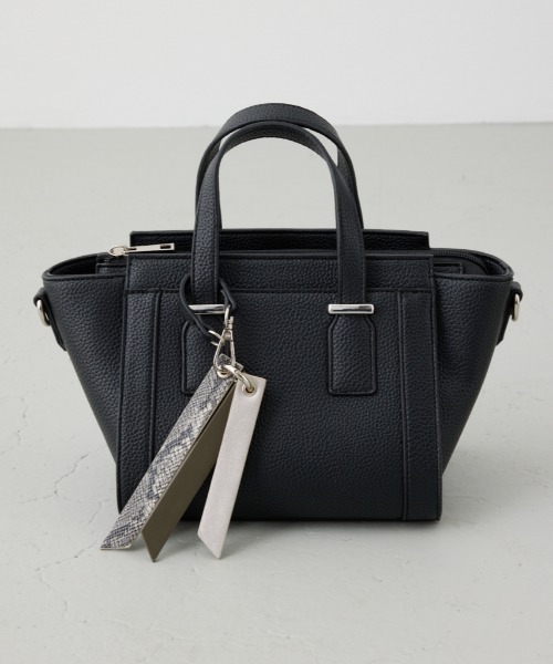 AZUL by moussy(アズールバイマウジー)の「【大人気!】チャームセットトラペイズドバッグ(ショルダーバッグ・レディース・アイボリー/ブラック・FREE)」の1枚目の写真