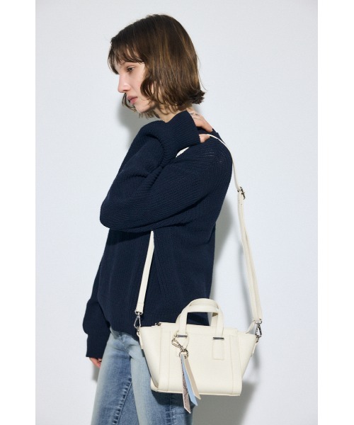 AZUL by moussy(アズールバイマウジー)の「【大人気!】チャームセットトラペイズドバッグ(ショルダーバッグ・レディース・アイボリー/ブラック・FREE)」の4枚目の写真