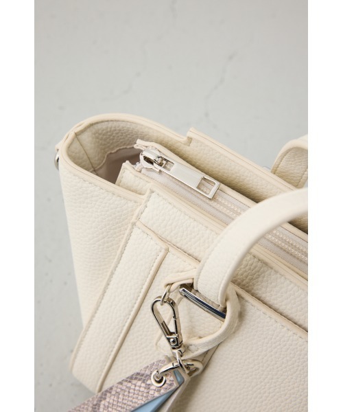 AZUL by moussy(アズールバイマウジー)の「【大人気!】チャームセットトラペイズドバッグ(ショルダーバッグ・レディース・アイボリー/ブラック・FREE)」の11枚目の写真