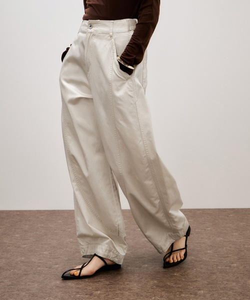 ADAM ET ROPE'(アダムエロペ)の「ピグメントダイエッグパンツ(その他パンツ・レディース・オフホワイト/チャコールグレー・38/36)」の1枚目の写真